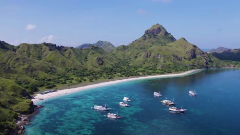 Strand-Der-Insel-Komodo-An-Einem-Paradiesischen-Tropischen-Tag-In-Indonesien---Luftlandschaft