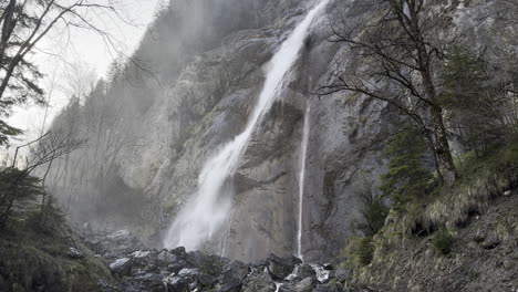 Statische-Aufnahme-Von-Wasserfällen-In-Felsigen-Bergen