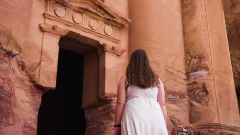 Frau-In-Weißem-Kleid-Spaziert-Durch-Die-Antike-Stadt-Petra-In-Jordanien---Rückansicht