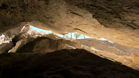 Verkleinern-Sie-Den-Blick-Aus-Dem-Inneren-Einer-Engen-Felshöhle-Im-Kaukasus-An-Einem-Sonnigen-Tag