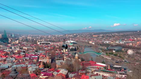 Vista-Superior-De-Tbilisi.-Teleférico-Que-Va-Cuesta-Arriba