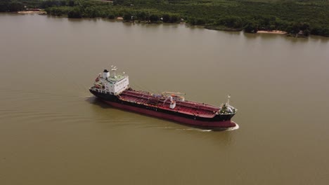 Seitenansicht-Eines-Großen-Frachtschiffs-Mit-Öltanker,-Das-Durch-Den-Amazonas-Segelt