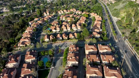 Aerial-view,-Santa-Clarita-neighborhood-in-the-evening-sun,-wealthy-suburb