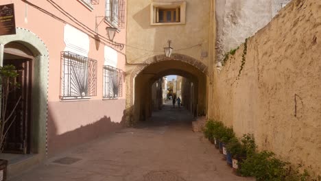 Bezaubernde-Medina-Gasse:-Torbogen-Unter-Historischem-Gebäude-In-El-Jadida,-Marokko