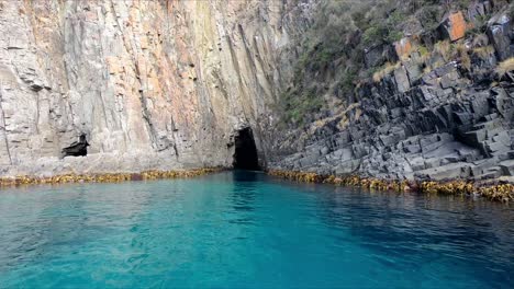 Kristallklares-Und-Blaues-Wasser-Rund-Um-Die-Felsen-Auf-Bruny-Island