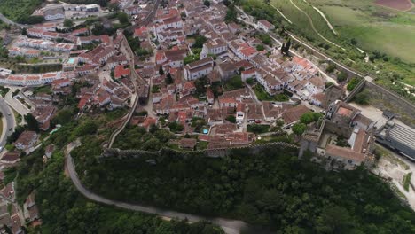 Ciudad-Y-Muralla-Defensiva-Del-Castillo-De-Óbidos-Vista-Aérea