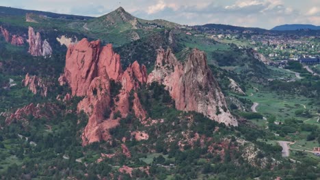 Hermoso-Dron-Cerca-De-La-Formación-De-Roca-Roja-Y-El-Paisaje-Natural