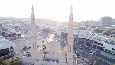 Wunderschöne-Aufnahme-Der-Jumeirah-Moschee-In-Dubai-In-Der-Nähe-Des-Strandes-La-Mer-Kurz-Vor-Sonnenuntergang