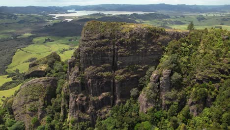 Spektakuläre-Felsformation-Und-Spezifische-Küstenlandschaft-Der-Nordinsel-Neuseelands---Luftdrohne