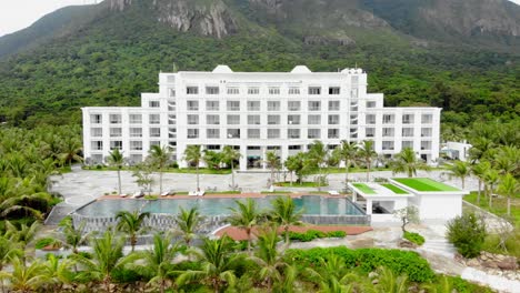 Atemberaubendes-Weißes-Gebäude-Des-Orson-Hotel-And-Resort,-Umgeben-Von-üppigem-Grün-In-Con-Dao,-Vietnam