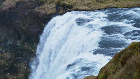 Draufsicht-Auf-Den-Skogafoss-Wasserfall-Mit-Wasser,-Das-Vom-Rand-Herabtropft