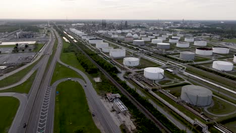 Oil-refinery-in-Lake-Charles,-Louisiana-with-wide-shot-drone-video-moving-in