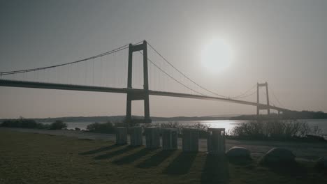 Zeitlupenaufnahme-Der-Lillebælt-Brücke-Vom-Boden-Aus-Gesehen