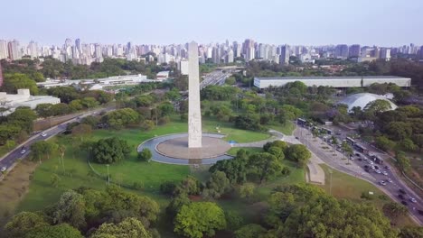 Puesta-De-Sol-De-Sao-Paolo-Y-Monumento-Al-Obelisco-En-Brasil-toma-Aérea