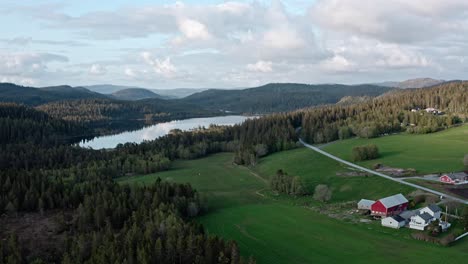 Norwegische-Hütten-Auf-Den-Grünen-Hügeln-In-Der-Nähe-Des-Sees-Und-Des-Waldes-Tagsüber