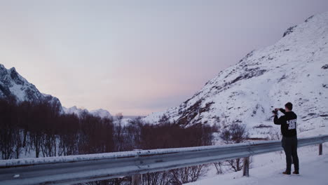 Joven-Toma-Una-Foto-Del-Pintoresco-Paisaje-Invernal-De-Las-Montañas-Lofoten,-Noruega