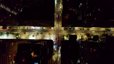 Luftaufnahme-Aus-Der-Vogelperspektive-über-Beleuchtetem-Stadtverkehr-In-Santiago,-Chile,-Der-Sich-Durch-Hochhausstraßen-Der-Stadt-Bewegt