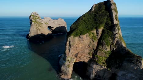 Luftflug-über-Atemberaubende-Felsformationen-Am-Strand-Von-Wharariki
