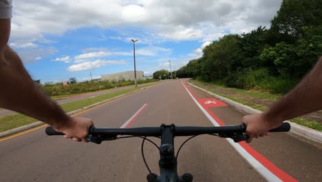 Radweg-Mit-Markierungen-Für-Fahrräder-Und-Läufer,-Pov