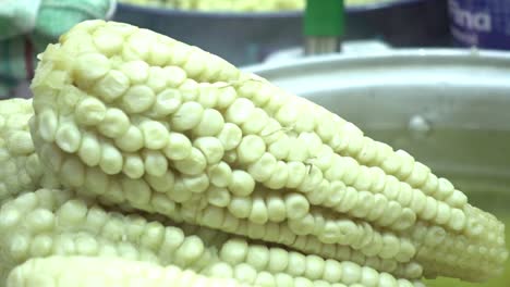 Eine-Filmische-Aufnahme-Von-Kochendem-Mais