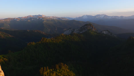 Panoramablick-Auf-Die-Landschaft-Des-Tals-Und-Des-Waldes-Des-Kaukasus-Von-Oben,-In-Der-Abenddämmerung