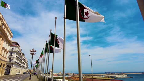 Algerische-Flagge-Auf-Dem-Boulevard-Der-Küste-Von-Algier---Zeitlupe