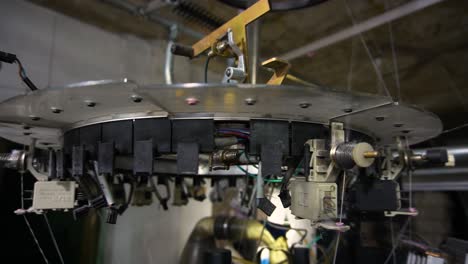 Máquina-Automática-De-Producción-De-Calcetines-Con-Hilos-Colgando-Para-Procesar-La-Producción-De-Calcetines-En-Una-Fábrica