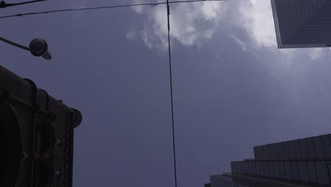 Toronto-Bahía-Calle-Rascacielos-Edificios-Conducción-Movimiento-Seguimiento-ángulo-Bajo-Punto-De-Vista-Muñequita