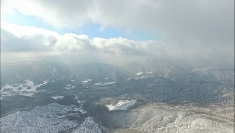 Weiße-Wolken-über-Der-Bergkette-In-Der-Nähe-Des-Skigebiets-In-Phoenix-Pyeongchang,-Südkorea