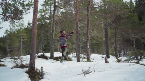 Un-Hombre-Recogiendo-Maderas-De-Los-árboles-En-Una-Temporada-De-Invierno-En-Indre-Fosen,-Noruega