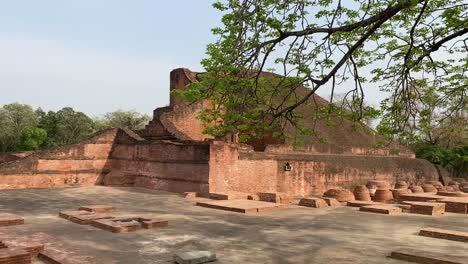 Nahaufnahme-Der-Ruinen-Von-Nalanda-Mahavihara-An-Einem-Sonnigen-Tag