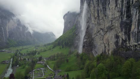 Staubbach-Waterfall-in-Lauterbrunnen,-Rising-Aerial-Landscape