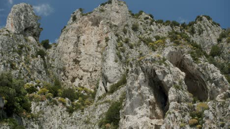 Vista-De-Las-Altas-Montañas-De-Capri-Desde-El-Mar