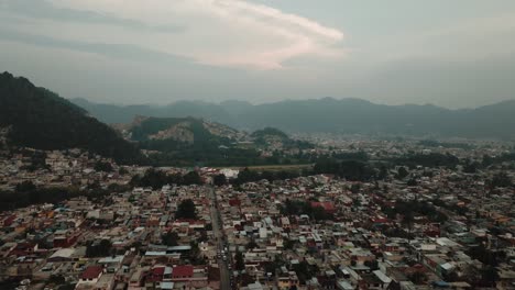 Vista-Panorámica-De-San-Cristóbal-De-Las-Casas,-Chiapas,-México-Al-Atardecer---Drone-Shot