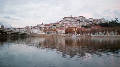 Die-Historische-Altstadt-Von-Coimbra-Spiegelt-Sich-Im-Fluss-Mondego
