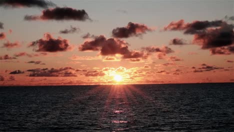 Wunderschöner-Sonnenaufgang-Mit-Sonneneruptionen-über-Dem-Meer,-Von-Einem-Fahrenden-Boot-Aus-Gesehen
