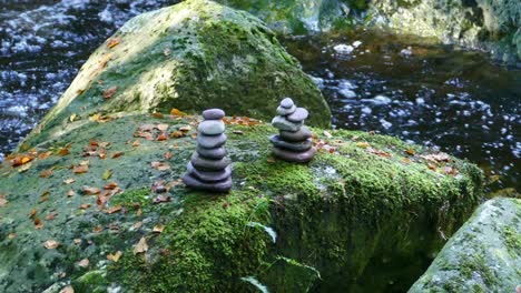Magische-Steine-Am-Fluss-Schöne-Farben-Spaziergang-Am-Frühen-Frühlingsmorgen