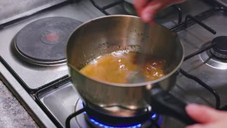 reducing-sauce-in-a-sauce-pan