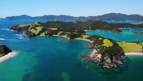 Malerische-Landschaft-Der-Insel-Urupukapuka-Mit-Booten,-Die-Auf-Dem-Blauen-Ozean-In-Neuseeland-Verankert-Sind