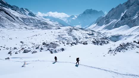 Stunning-parallax-shot-captures-two-boys-trekking-to-Larke-la-Pass-in-Nepal's-Manaslu-Circuit