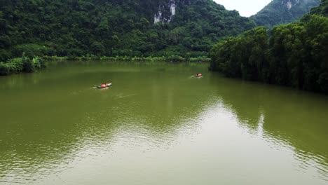 Drohne-Folgt-Paddelbooten-Mit-Touristen-Im-Vogelpark-Ninh-Binh