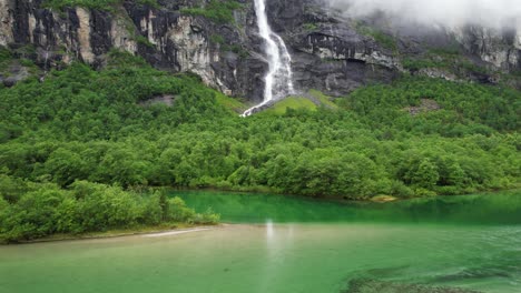 Cascada-Y-Lago-Verde-En-Las-Montañas-De-Noruega
