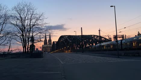 Kölner-Dom-Mit-Brücke-Am-Abend-Bei-Sonnenuntergang