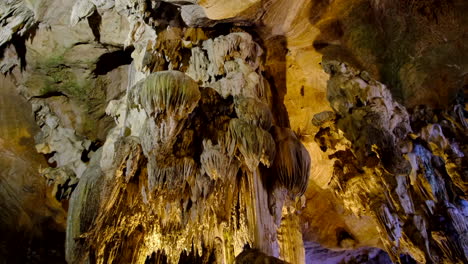 Extreme-Nahaufnahme-Einer-Felsformation-An-Der-Wand-In-Der-Höhle
