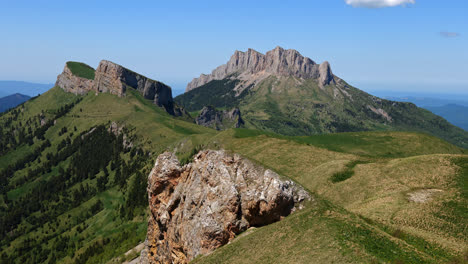 Panoramablick-Auf-Die-Landschaft-Der-Felsigen-Täler-Des-Kaukasus,-An-Einem-Hellen,-Sonnigen-Tag