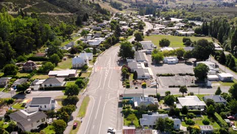 Main-road-in-Roxburgh,-New-Zealand