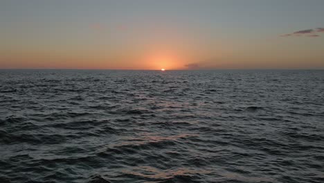 Der-Sonnenuntergang-über-Der-Ruhigen-Küste-Von-Kailua-Beach-In-Der-Nähe-Von-Kona-Auf-Der-Großen-Insel-Hawaii