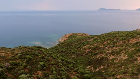 Costa-Y-Mar-Sardaignan,-Vista-Desde-Un-Dron-Al-Atardecer