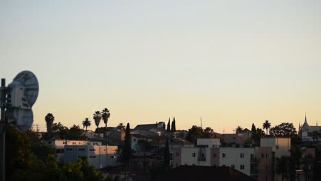 Stetiger-Sonnenuntergang-In-Los-Angeles-Mit-Satellit