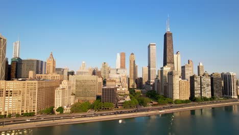 Skyline-Der-Innenstadt-Von-Chicago,-Verkehrsdrohne-Am-Seeufer
